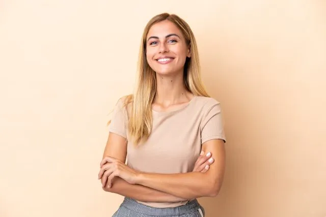 Beżowy blond - modna koloryzacja idealna do pokrycia siwych włosów