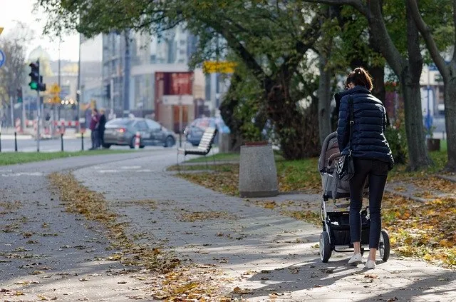 Jazda na hulajnodze - zabawa, która poprawia kondycję